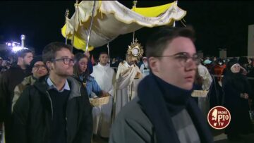 Adoriam Ostia Divina. Canto Dei Giovani Durante LAdorazione Eucaristica