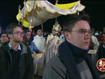 Adoriam Ostia Divina. Canto Dei Giovani Durante LAdorazione Eucaristica