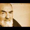 Padre Pio Cammina Sulla Testa Delle Persone