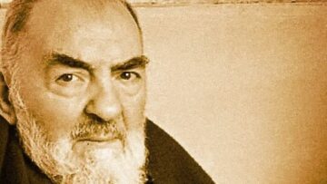 Padre Pio Cammina Sulla Testa Delle Persone