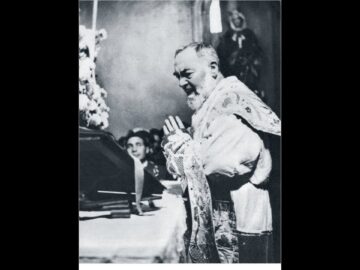 Padre Pio Celebra La Messa Con Gesù E Maria