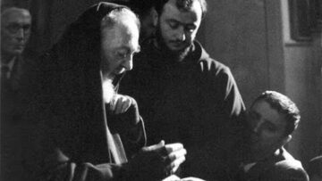 Padre Pio Confessa In Bilocazione