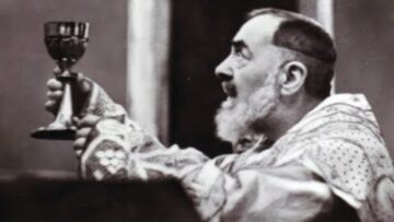 Padre Pio Segregato. Celebra La Messa Da Solo In Cappella