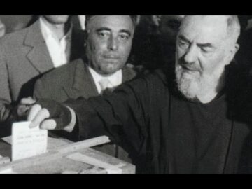 Padre Pio Va A Votare E..