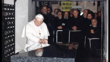 Giovanni Paolo II Visita San Giovanni Rotondo E Prega In Ginocchio Sulla Tomba Di Padre Pio.