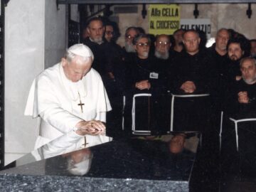 Giovanni Paolo II Visita San Giovanni Rotondo E Prega In Ginocchio Sulla Tomba Di Padre Pio.