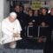 Giovanni Paolo II visita San Giovanni Rotondo e prega in ginocchio sulla tomba di Padre Pio.