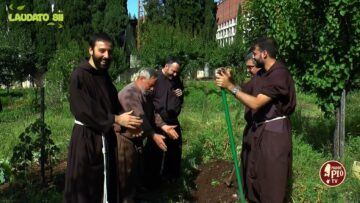 Giovani Frati Alle Prese Con La Raccolta Delle Patate (Laudato Sii 1 Ottobre 2023)