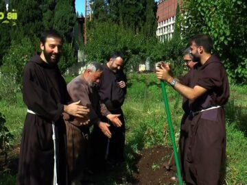 Giovani Frati Alle Prese Con La Raccolta Delle Patate (Laudato Sii 1 Ottobre 2023)