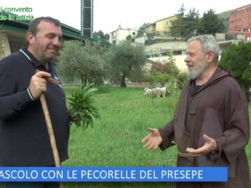 AL PASCOLO CON LE PECORELLE DEL PRESEPE (LOrto Del Convento 20 Aprile 2024)