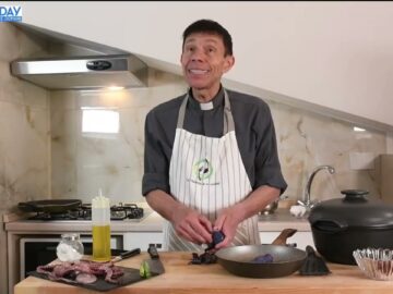 Tentacoli Di Polpo Su Letto Di Patate Viola. La Risposta è In Cucina