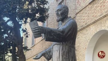 Il Mondo Di Padre Pio. Ma Che Simbolo Ci Vuoi Nella Statua?