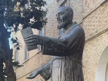 Il Mondo Di Padre Pio. Ma Che Simbolo Ci Vuoi Nella Statua?