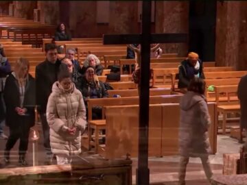 Le Preghiere Dei Frati Cappuccini Durante La Preghiera Sotto La Croce