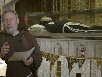 Caro Padre Pio, Ti Chiedo Di Portare Questa Mia Preghiera Sullaltare