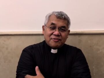 Preghiera Sotto La Croce, Fra Daniele Natale E Pellegrini Dal Mondo | L’Agenda Del Santuario